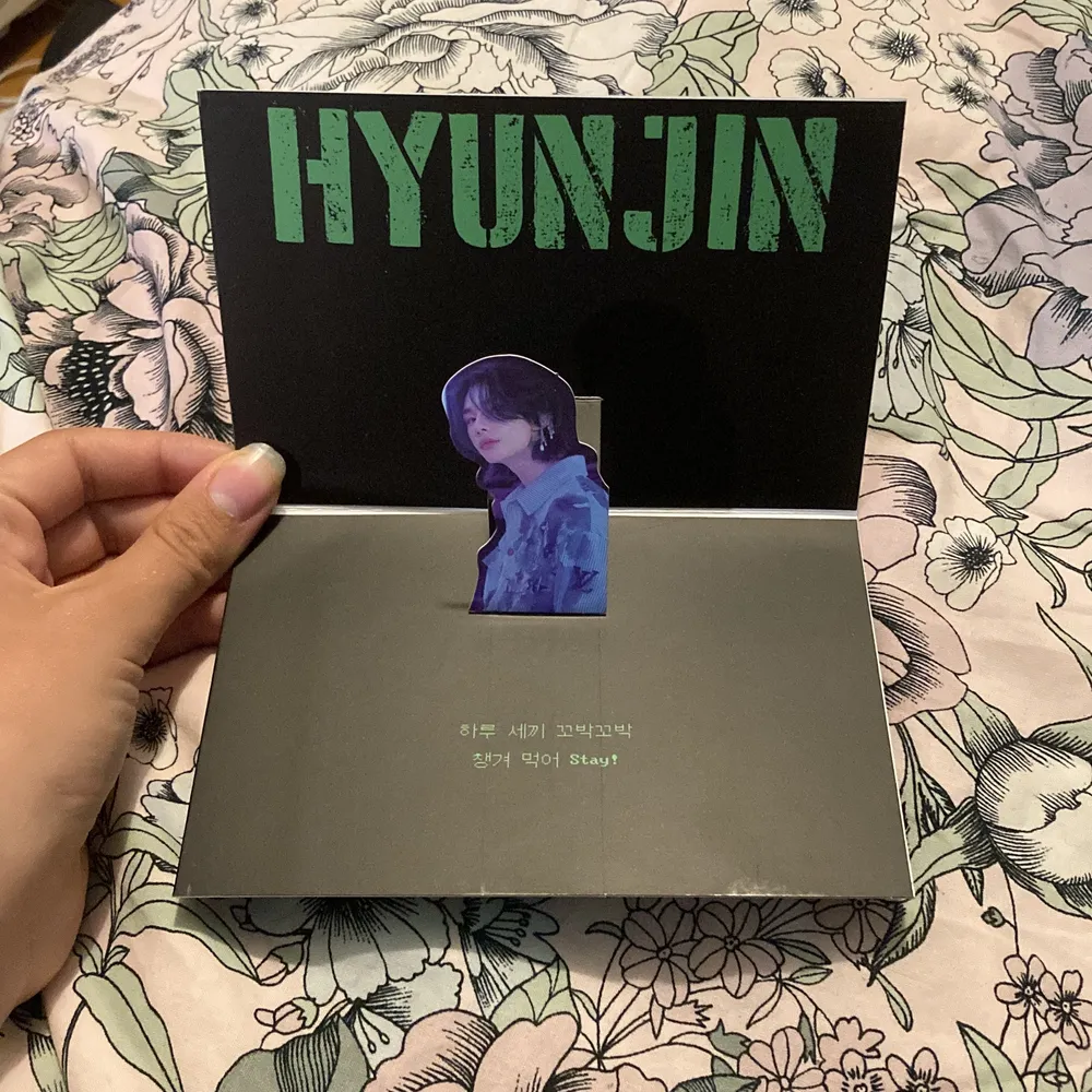 Hyunjin pre-order benefit standee from NoEasy. Never used, just been stored in the album.   Selling because I dont have space for standee’s  Buyer pays for eventual shipping:)  (SOLD - transaktion just not gone through yet). Övrigt.