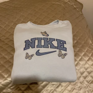 Nike vintage sweatshirt!! - Ljusblå Nike vintage sweatshirt! Passar storlek xs-xl beroende på hur man vill att den ska sitta. Fint skick, inget att anmärka på🥰