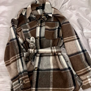 Only skjortjacka  - ONLY Brun, rutig skjortjacka PERFEKT TILL HÖST Ny pris 799kr