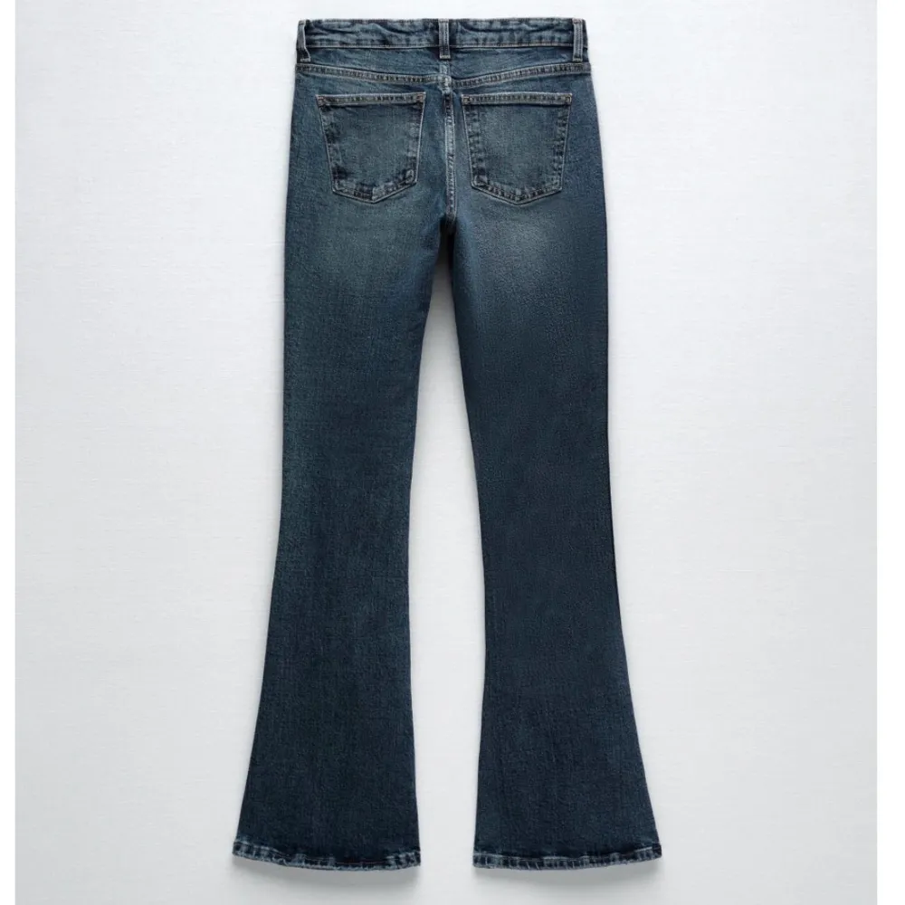 Säljer helt oanvända slutsålda lågmidjade flare jeans från Zara🤍  Storlek: 38 . Jeans & Byxor.