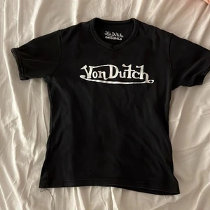 Von Dutch topp - Von Dutch topp!! Sitter tajt på som en magtröja. Väldigt y2k💋💋💋skriv vid frågor!💓kan även posta 