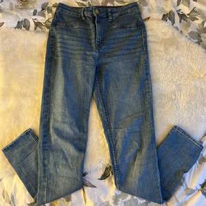 Supersköna midrise (ish) jeans. Är i stl 34 men väldigt stretchiga. Använda men i fint skick. 🤍49kr frakt, köparen står för den. Endast Swish. 