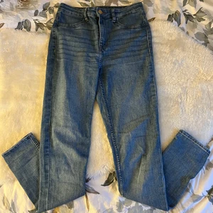 Jeans från HM  - Supersköna midrise (ish) jeans. Är i stl 34 men väldigt stretchiga. Använda men i fint skick. 🤍49kr frakt, köparen står för den. Endast Swish. 