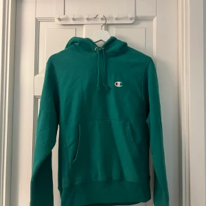 Champion hoodie  - Svin snygg tung champion hoodie i skön grön färg! 💚💚 en liten fläck på sista bilden som ej går bort.