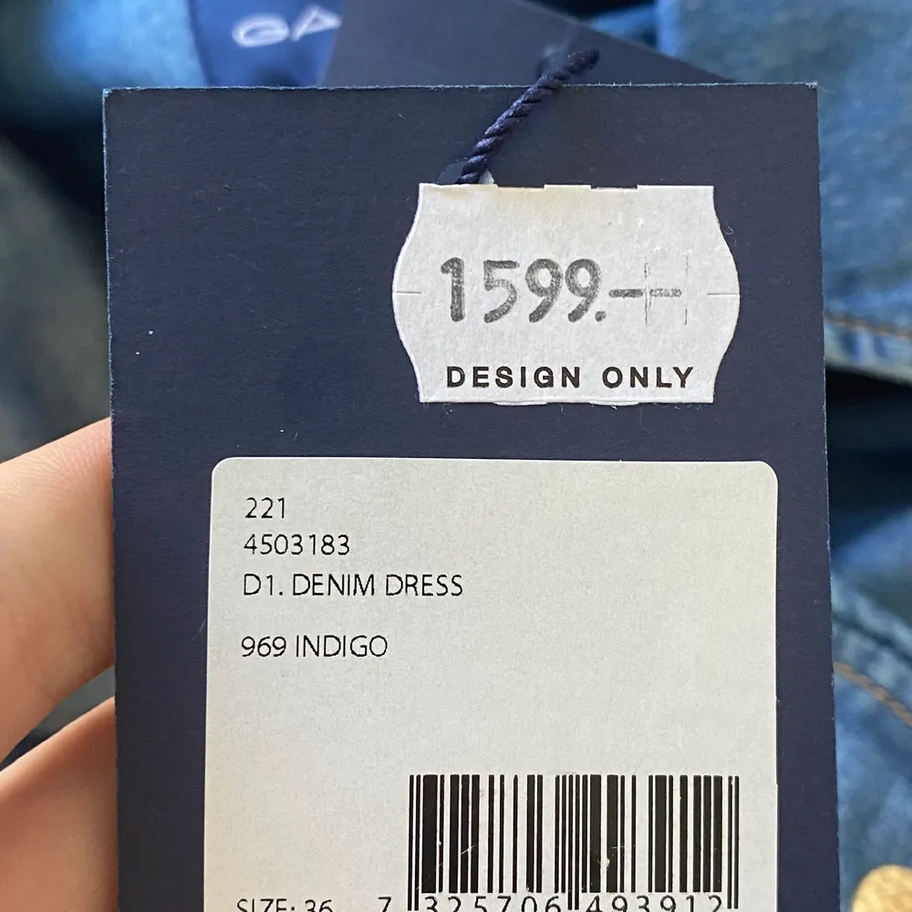 Jättefin klänning i jeans från GANT, aldrig använd och har kvar prislappen. Klänningar.