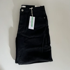 Svarta jeans storlek 42 - Ett par svarta jeans från Gina Tricot i deras modell Dagny petit i storlek 42! Aldrig använda och lapparna sitter kvar!   Pris: 200kr Nypris: 499kr. Köparen står för frakt. Kan skickas med spårbar frakt.