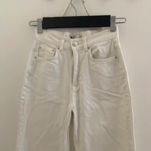 Jeans - Ett par vita jeans från Gina Tricot i storlek 32. Stryker dem innan jag fraktar! Passar mig som är 160, även dem som är några cm kortare. Dessvärre finns det tre små fläckar som inte går bort därav priset. ( Inget man tänker på dock ) hör av er vid frågor