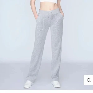 Juicybyxor  - Säljer mina ljusgråa juicybyxor i ”handduks materialet”, storlek xxs för 800 kr. Köpta på raglady för 1100 kr. Är 173 cm och byxorna är liite korta på mig. 