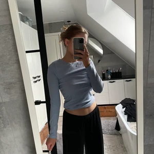 Basic ribbade tröjor - 3 basic ribbade tröjor i olika färger från New Yorker.  💙🤎🤍 Blå: S Beige: S Brun: XS  Köp styckvis för 20kr eller alla för 50kr.