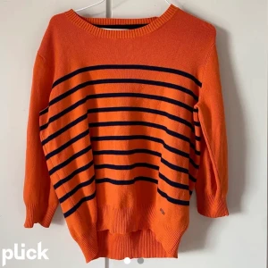 Orange stickad tröja  - Orange stickad tröja som är köpt på Kappahl, använd fåtal gånger💕