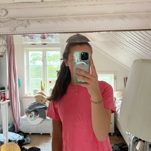 T-shirt  - En rosa t-shirt gjord i bomull från COS. Den är i ett lite tjockare material än vanliga t-shirts💕