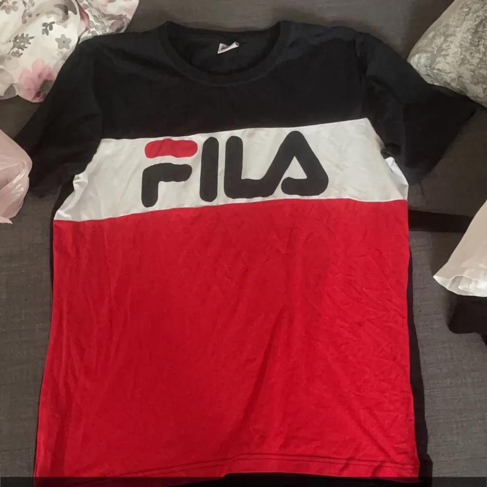 Helt ny FILA tröja i storlek XL 75kr+ frakt . T-shirts.