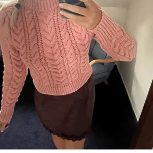 Rosa kabelstickad tröja - Rosa kabelstickad tröja från H&M. Tvättad 1 gång, fint skick! Strl M (liten i strl). Nypris 299 kr. Säljer för 80 kr (exklusive frakt)💕