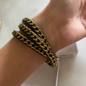 Armband  - Armband i äkta skinn med gullig kedja från det tyska märket ”Abro”. Säljs inte längre har köpt det från Raglady i Göteborg. Det är nyskick 🤍
