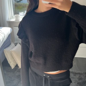 Volangtröja - Supersöt stickad tröja med volanger. Bra skick. Tryck inte på köp direkt. Hör av dig vid frågor eller om du är intresserad! Frakten kostar 52 kr.