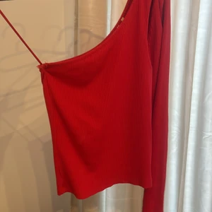 Topp -  jättefin Röd top skulle passa bra med svarta klass byxor Priset går att diskutera skriv om ni intresserade