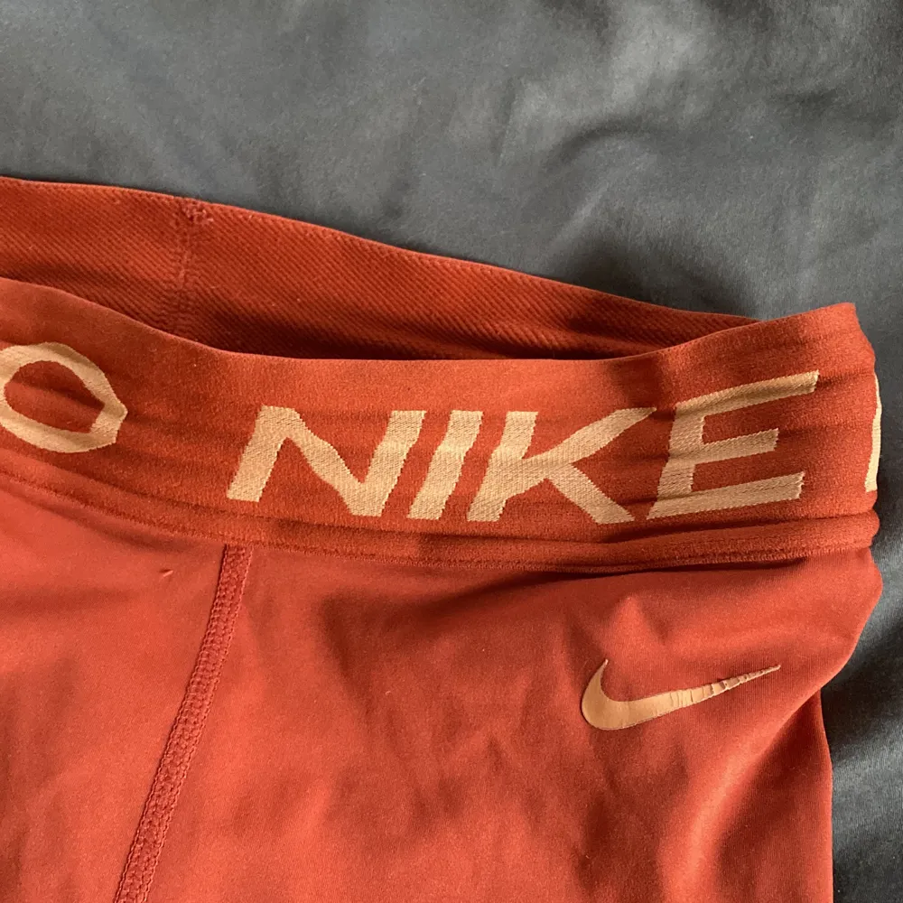 Nike PRO Korta shorts med detaljer vid höfterna  Bra använt skick, inga defekter . Shorts.