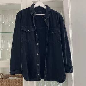 En svart jeans jacka ifrån Nelly. Kan även användas som en lite varmare skjorta. Knappt använd så i väldigt fint skick! Står ingen storlek men passar mig som är S/M. ⭐️ Köparen står för frakten.  
