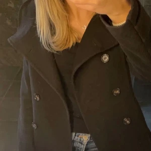 Svart kappa - Super snygg svart kortare kappa från H&M. Inte mycket använd. Strl S Första bilden är inte min. Buda🫶🏻