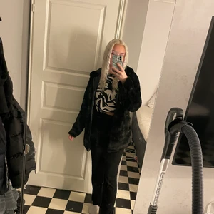 Teddyjacka stl xs - Teddejacka från only i stl xs, varm och skön perfekt till vintern. 