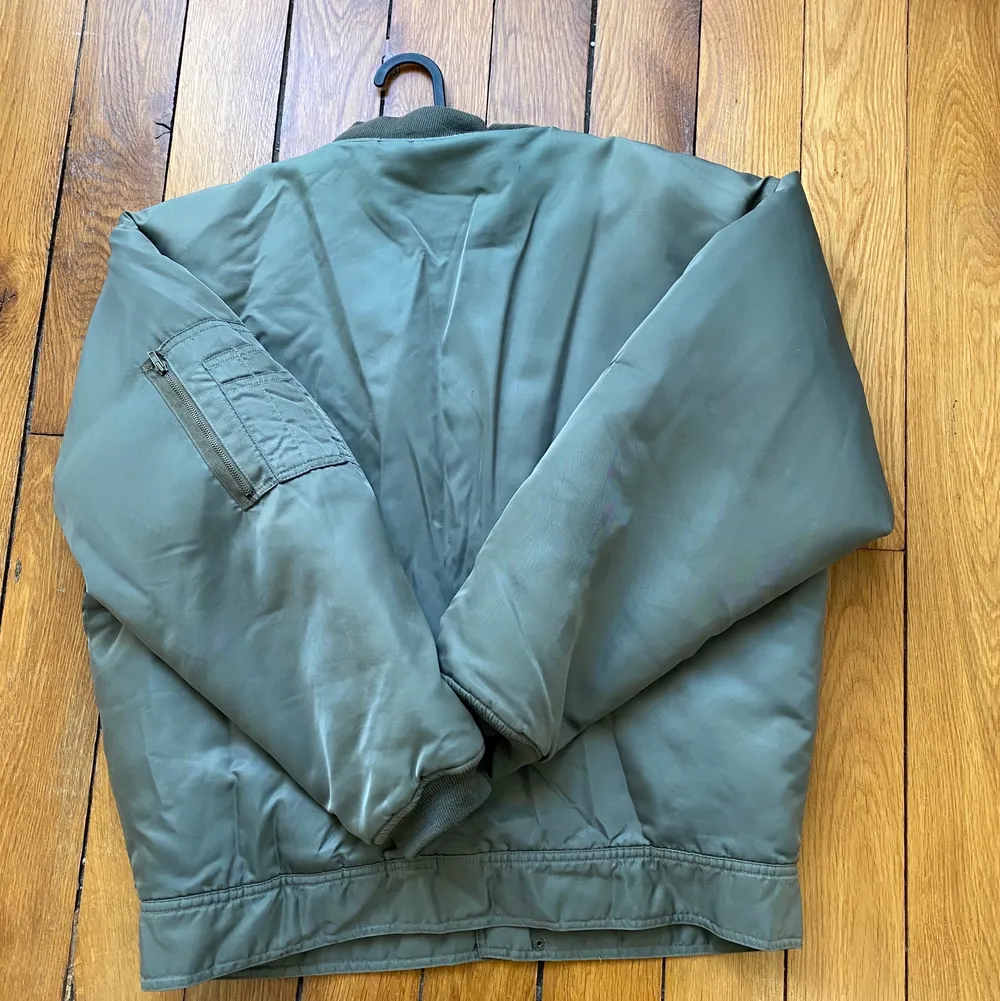 Vintage army bomber, hål inuti fickorna . Jackor.