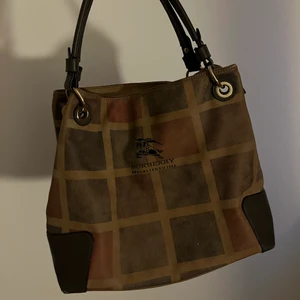 Burberry Väska - Säljer min burberry väska som jag köpt på humana second hand för 700 så tror den är äkta! 