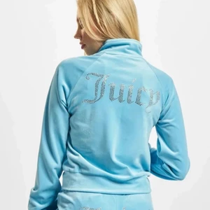 Juicy couture stl S sett - Säljer detta sett, tröjan och byxorna.  Båda är OANVÄNDA Nypris tröjan stl S 1100kr Nypris byxorna stl S 1100kr Mitt pris för allt 1000kr
