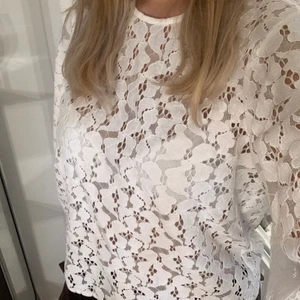 Vit tröja - En vit topp från Gina Tricot, knappt använd. 