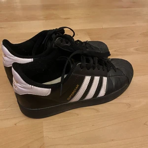 Adidas superstar  - adidas skor i bra skick. lite slitna på vissa ställen, men inget som gör någon skillnad. skriv om frågor. köparen står för frakten. 