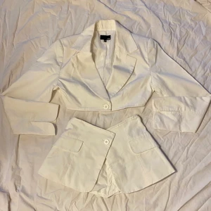 Vit kavaj och kjol  - Matchande vit kavaj och Lågmidjad kjol. Storlek s 