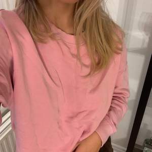En rosa Swetshirt från Lindex.