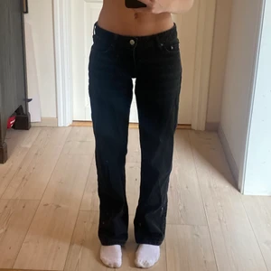 Lågmidjade jeans - Säljer mina svarta arrow jeans!💖