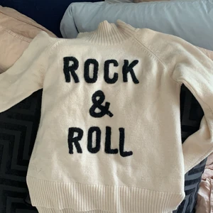 Kashmire tröja Zadig - Säljer min jättefina Kashmir blandade tröja från Zadig & Voltaire i butik i Paris. Nästan helt oanvänd och köpte för 1200 kr, inga defekter och super fin till hösten. 