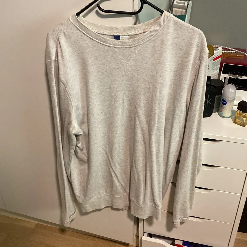 Sweater / tröja / kofta i ljusgrått. Tröjor & Koftor.