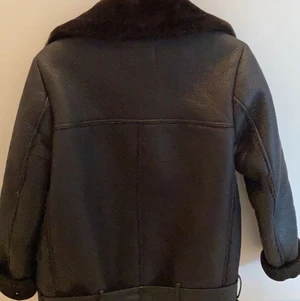 Aviator biker jacket - Jackan är 2 år gammal, rätt så bra skick. Sitter enligt storlek .  Köpt för 1 200kr.