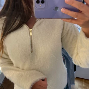 Vit mjuk stickad tröja  - Säljer världens gosigaste snygga tröja från NAKD i storlek S! I alpacka material 