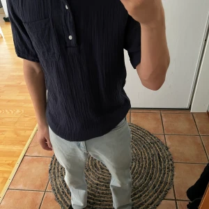 Zara piké  - Fin blå zara piké använd ett fåtal gånger! Toppen skick och jättefin passform