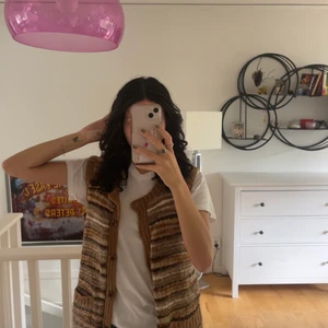 Väst  - Jätte gullig stickad väst med tvä fickor längst fram. Frakt får man själv stå för ❤️