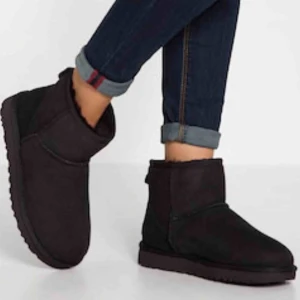 Svarta Uggs - Svarta, låga uggs. Stl 39 vilket jag skulle säga passar någon med stl 37-39. Köpta för ca 2000kr, använda men i bra skick!🤍