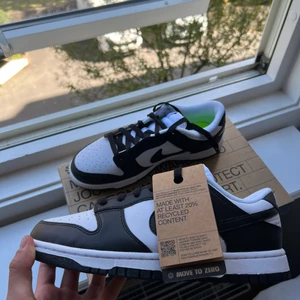 Nike Dunk Low Next Nature ”Panda” - Nike Dunk Low Next Nature ”Panda”  Storlek: 39  Pris: 1899kr   finns i göteborg/ frakt  kvitto o refs finns.