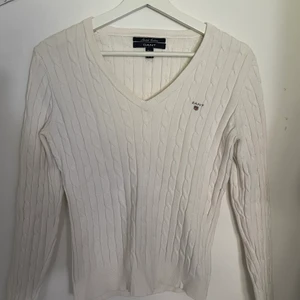 Stickad tröja - Normal passform, V-ringad. Fint skick.