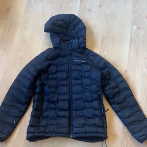 Peak Performance jacka - Säljer min peak jacka, sparsamt använd och i fint skick. Nypris 1699kr ish, köpte på kidsbrandstore. Storlek 160 men typ XS-M. Obs notera två små hål, en går att sy om man vill  