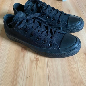 Converse  - Helt plitternya converse, aldrig använda utomhus. 