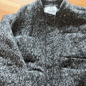 Jacka - Jättefin, oversized jacka från Carin Wester. 40% ull så en varm jacka perfekt till höst och vinter. Knappt använd. Strl S. Nypris 899. 