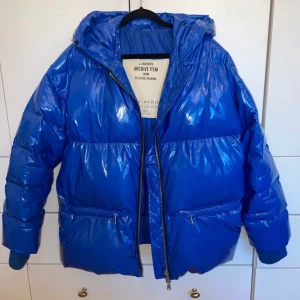 Jacka  - Supercool blå glansig dunjacka från J.LINDEBERG, nypris ca 5000. Mitt pris 2500. Superbra skick verkligen! Pris kan diskuteras!!! 💙💙