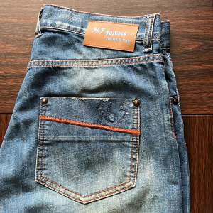 365 jeans, märket är från italien. Riktigt snygga orangea detaljer. Använt ett par gånger endast. Storlek 31. 