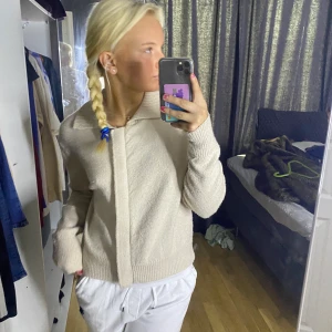 Snygg tröja  - En snygg beige tröja. Man knäpper den med en dragkedja . Säljer då jag inte använder den.