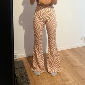 från: bershka    storlek: Xs - högmidjade byxor. Använda ett par gånger. Väldigt sköna och stretchiga. Jag är 163cm lång och dem är lite för långa för mig.