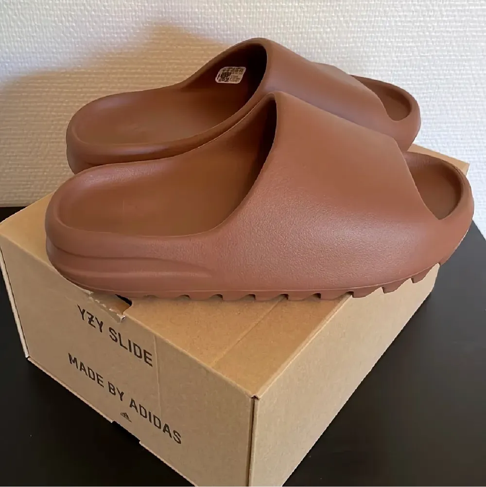 Yezzy slides flax i storlek 41 (deadstock). Skor.