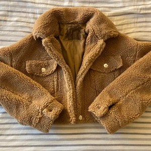 cropped jacka - croppad jacka, storlek S men inte tajt utan ger mer en ’oversized känsla’. Hur skön som helst och använd ett fåtal gånger bara! 💗